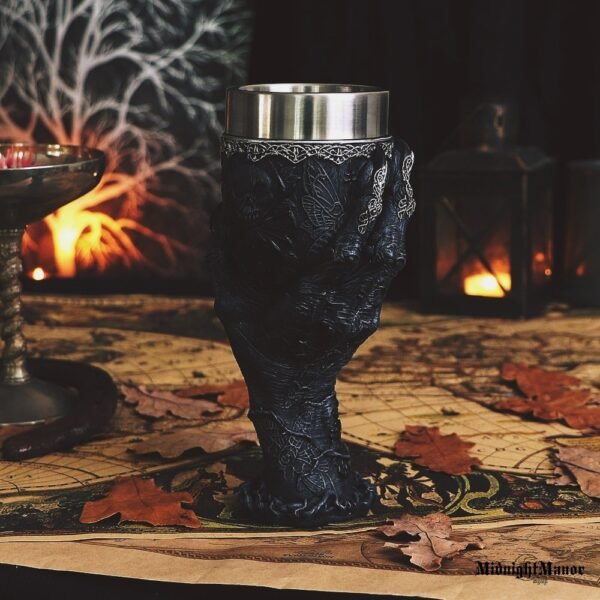 Juoda Okultinė Taurė Tamsiuose Bafometo Gniaužtuose